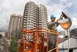 路燈接受檢修亮麗“中秋”“國慶”雙節(jié)