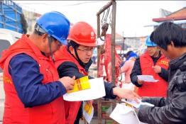 活躍在鄉(xiāng)村大集上的“國家電網(wǎng)彩虹服務(wù)隊”