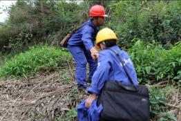 在災區(qū)巡線查缺 冒余震排除故障