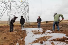 玉樹聯(lián)網(wǎng)工程人員投入巴顏喀拉山植被恢復工作