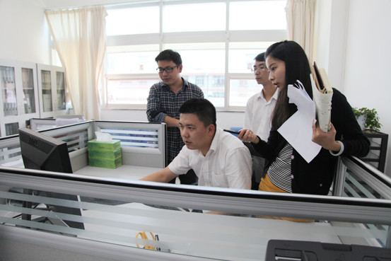 楚雄局信息中心工作人員為記者演示安風(fēng)語音系統(tǒng)