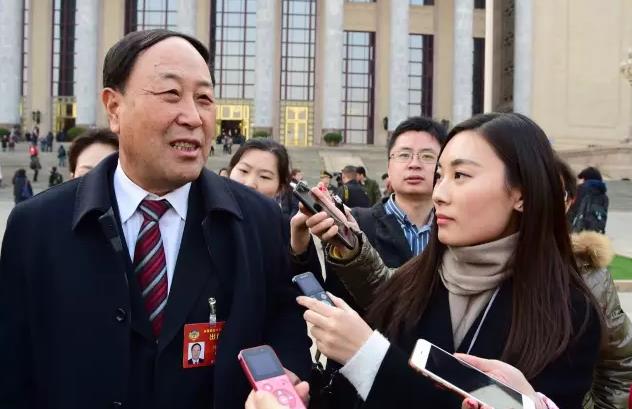 △全國政協(xié)委員劉吉臻（左）接受中國電力報 中電新聞網(wǎng)記者采訪。中國電力報 中電新聞網(wǎng)記者 王飛 攝。