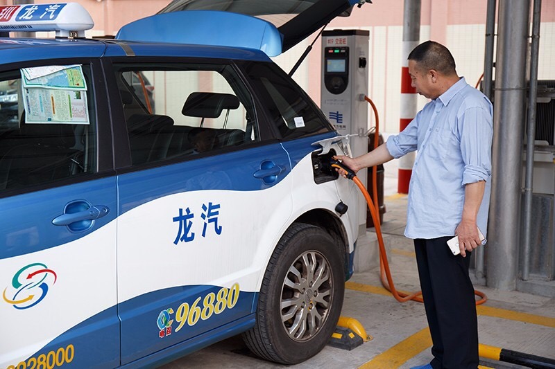 南方電網(wǎng)投運(yùn)全國(guó)首個(gè)“變電站+充電站”