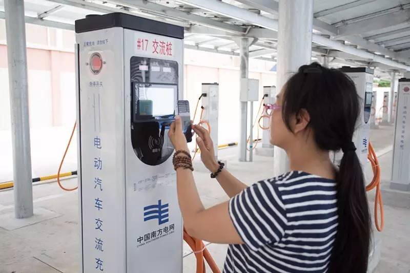 南方電網(wǎng)投運(yùn)全國(guó)首個(gè)“變電站+充電站”