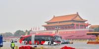 以實(shí)干獻(xiàn)禮十九大 銀隆新能源18米純電動BRT在京上線運(yùn)營