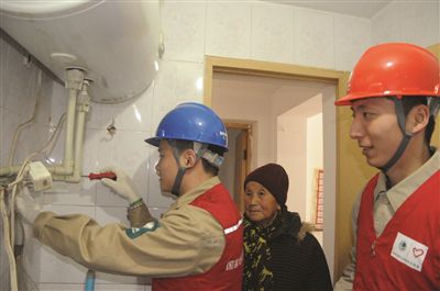 3月4日，值“向雷鋒同志學(xué)習(xí)”紀(jì)念日到來之際，南京浦口供電營業(yè)部組織“紅馬甲”青年志愿服務(wù)隊員一行4人來到浦口區(qū)江浦街道新河社區(qū)，開展以“志愿服務(wù)進社區(qū)寧電春風(fēng)暖人心”為主題的學(xué)雷鋒服務(wù)活動，上門為殘疾人、孤寡老人等弱勢群體義務(wù)檢修線路、排除隱患、宣傳安全用電常識。圖為服務(wù)隊員為80周歲的孤寡老人竇文華維修電熱水器插座、照明燈具。趙瑞斌張瑋