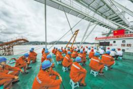 電網(wǎng)一線(xiàn)員工收聽(tīng)收看黨的十九大開(kāi)幕會(huì)盛況