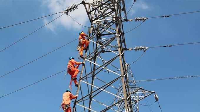 檢修線路 保證電網(wǎng)安全運(yùn)行