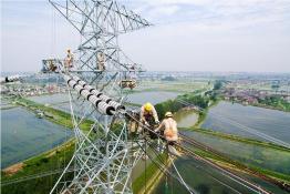 特高壓配套500千伏送出工程T41號(hào)塔位平衡掛線作業(yè)