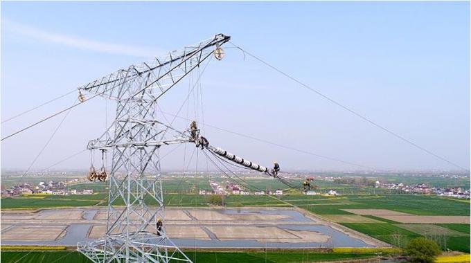 泰州±800千伏換流站至500千伏雙草變輸電工程進入全面架線階段