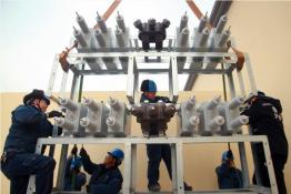 國網(wǎng)濟(jì)源供電公司改造設(shè)備，精益運維