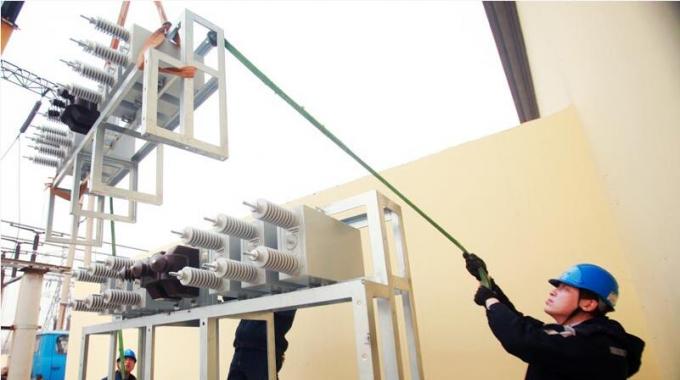 國網(wǎng)濟源供電公司改造設備，精益運維