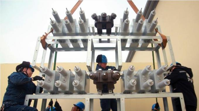 國網(wǎng)濟源供電公司改造設備，精益運維