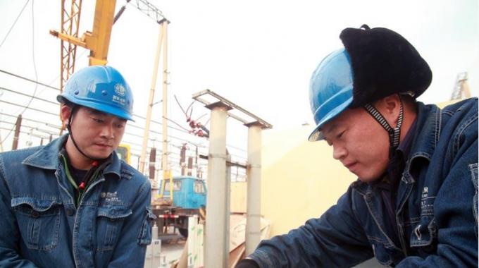 國網(wǎng)濟源供電公司改造設備，精益運維