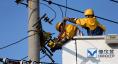 圖為帶電檢修人員冒高溫在10kV城南118線路34#桿帶電更換隔離刀閘。