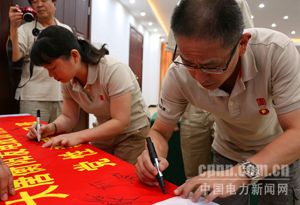 圖為進(jìn)行井岡山紅色教育活動(dòng)