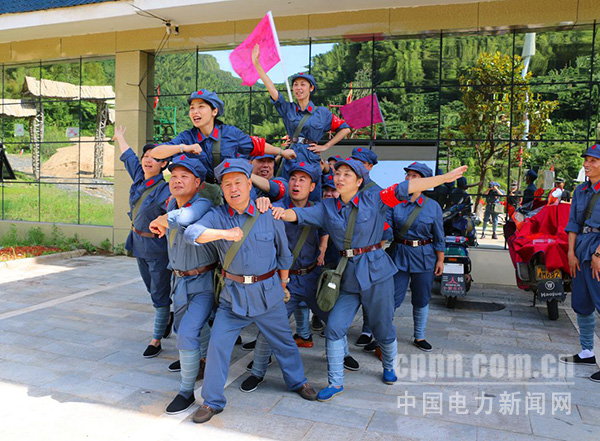 圖為進(jìn)行井岡山紅色教育活動(dòng)