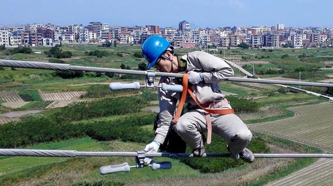 高空作業(yè)線路體檢 確?？煽抗╇? /></a>
				<span>高空作業(yè)線路體檢 確?？煽抗╇?/span>
			</li>
			<li>
				<a href=