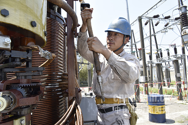 圖為該公司技術(shù)人員在施工作業(yè)