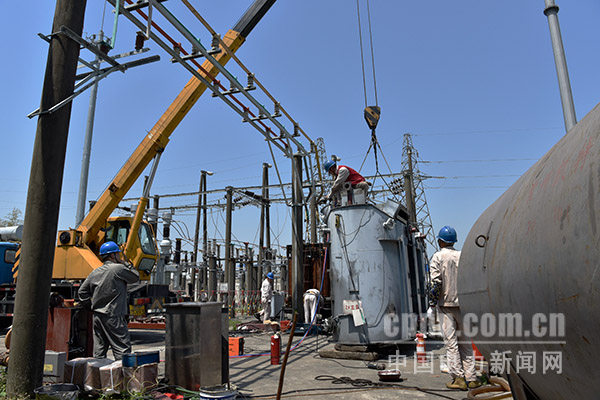 圖為該公司技術(shù)人員在施工作業(yè)