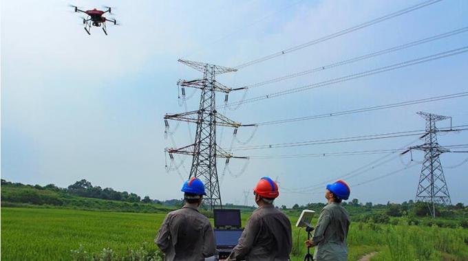 無(wú)人機(jī)搭載紅外測(cè)溫儀測(cè)量線路接點(diǎn)溫度