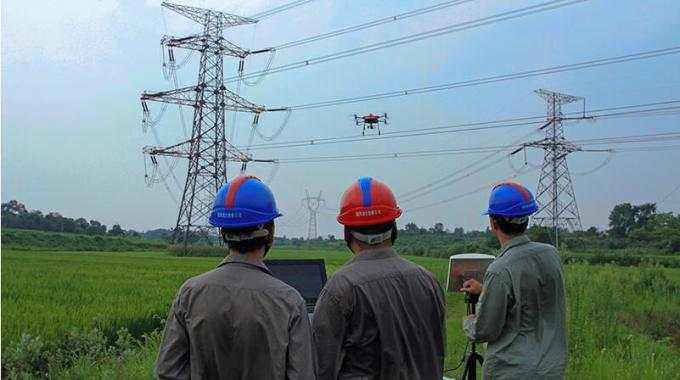 無(wú)人機(jī)搭載紅外測(cè)溫儀測(cè)量線路接點(diǎn)溫度