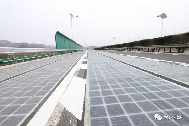 漲知識(shí)！高速公路上汽車怎么邊跑邊？