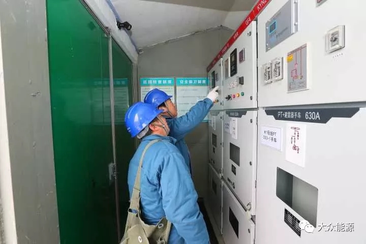 漲知識(shí)！高速公路上汽車怎么邊跑邊？