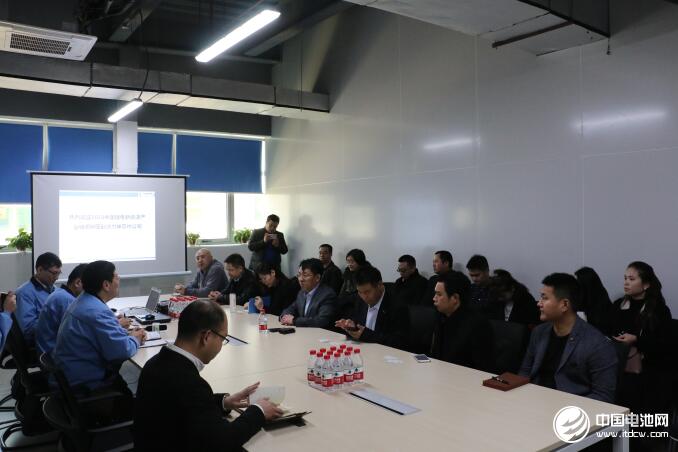 中國鋰電新能源產(chǎn)業(yè)鏈調(diào)研團(tuán)一行與蘇州力神相關(guān)領(lǐng)導(dǎo)交流、座談