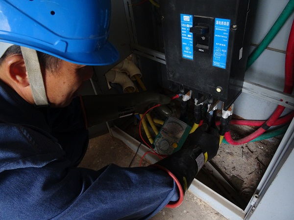 恩平供電局筑屏障維護春節(jié)用電