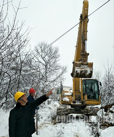 固始供電:抗暴雪搶修電力
