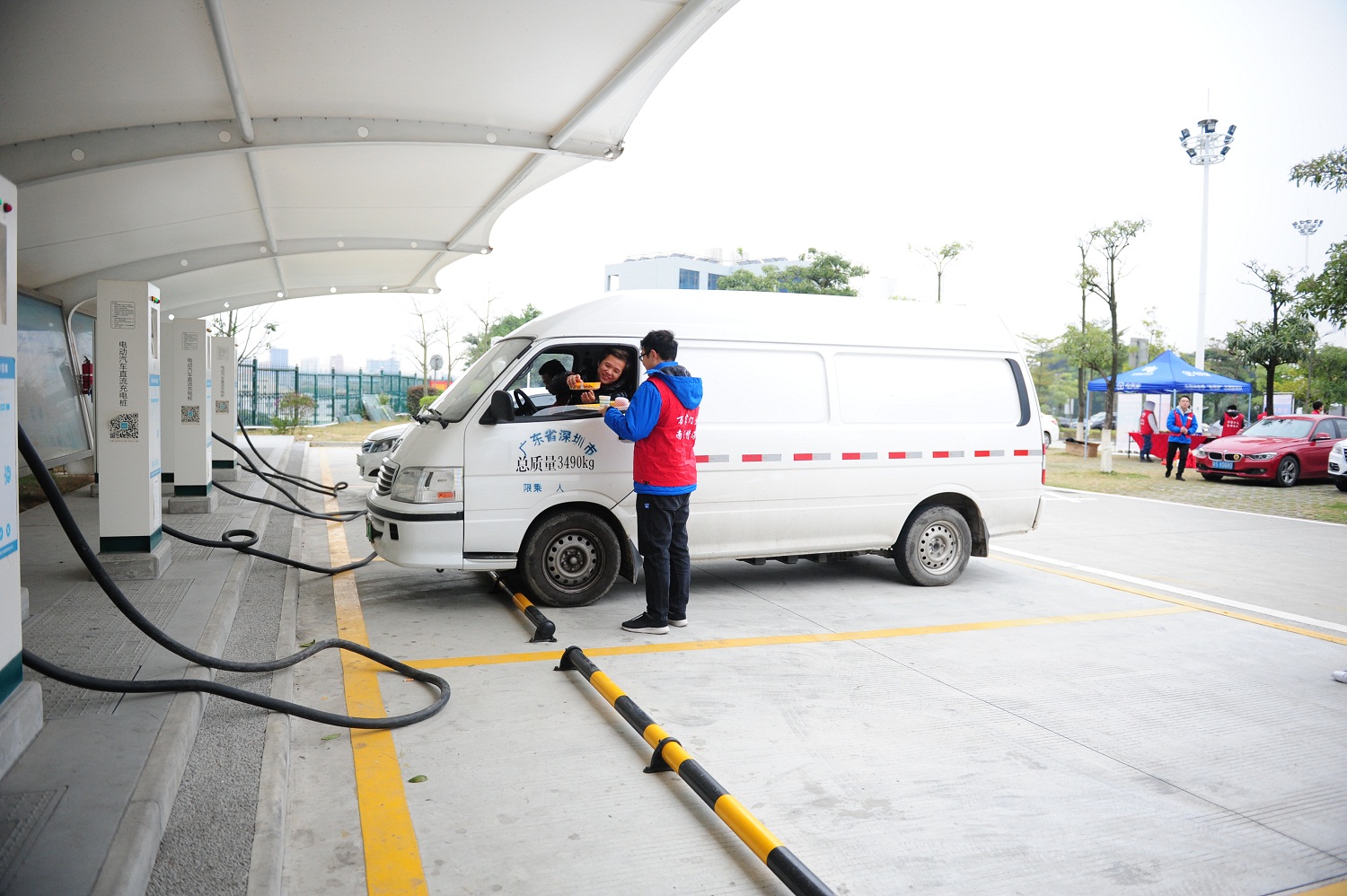 東莞供電局熱姜茶情暖外來工回家路