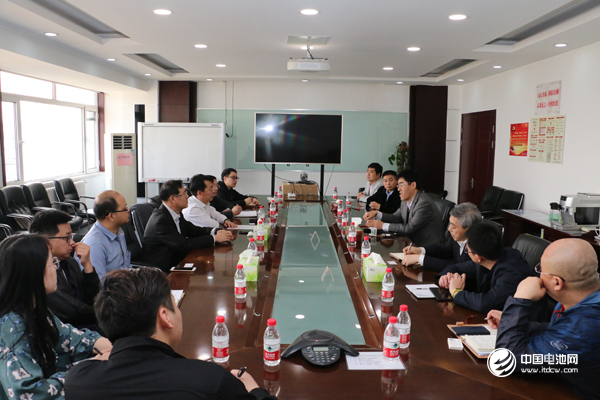 中國鋰電新能源產(chǎn)業(yè)鏈調(diào)研團一行與金牛電源相關(guān)領導交流、座談