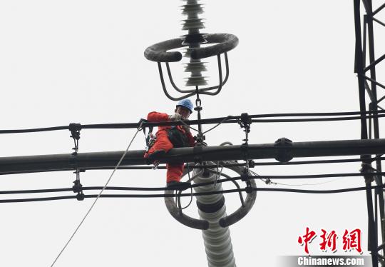 圖為電力工人在70多米高空作業(yè)，為特高壓復(fù)奉線重慶段進(jìn)行八年來首次大修?！≈芤?攝