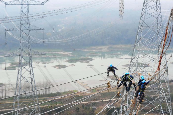 準(zhǔn)東至皖南±1100千伏特高壓線路皖3標(biāo)段在安徽蕪湖市南陵縣跨越淮南至上海1000千伏特高壓線路施工，這是世界交直流最高電壓等級線路的一次交匯。（鄭賢列攝）