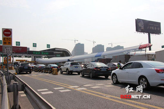 近50米長風(fēng)力發(fā)電機扇葉被卡收費站 交警路政緊急救援(圖)