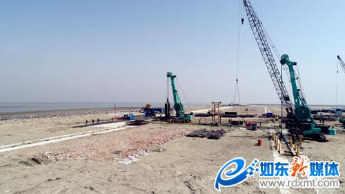 小洋口風(fēng)電母港重裝設(shè)備出運(yùn)直立式護(hù)岸碼頭工程加緊施工