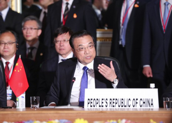 當?shù)貢r間5月9日上午，李克強總理在出席中日韓領導人會議時表示，亞洲國家數(shù)量眾多，發(fā)展水平差異較大。中日韓發(fā)展走在亞洲前列，應集聚三方優(yōu)勢，通過“中日韓+X”模式，在產(chǎn)能合作、減貧、災害管理、節(jié)能環(huán)保等領域?qū)嵤┞?lián)合項目，發(fā)揮三方在裝備、技術、資金、工程建設等方面的各自優(yōu)勢，共同開拓第四方甚至多方市場，帶動和促進本地區(qū)國家實現(xiàn)更好更快發(fā)展。