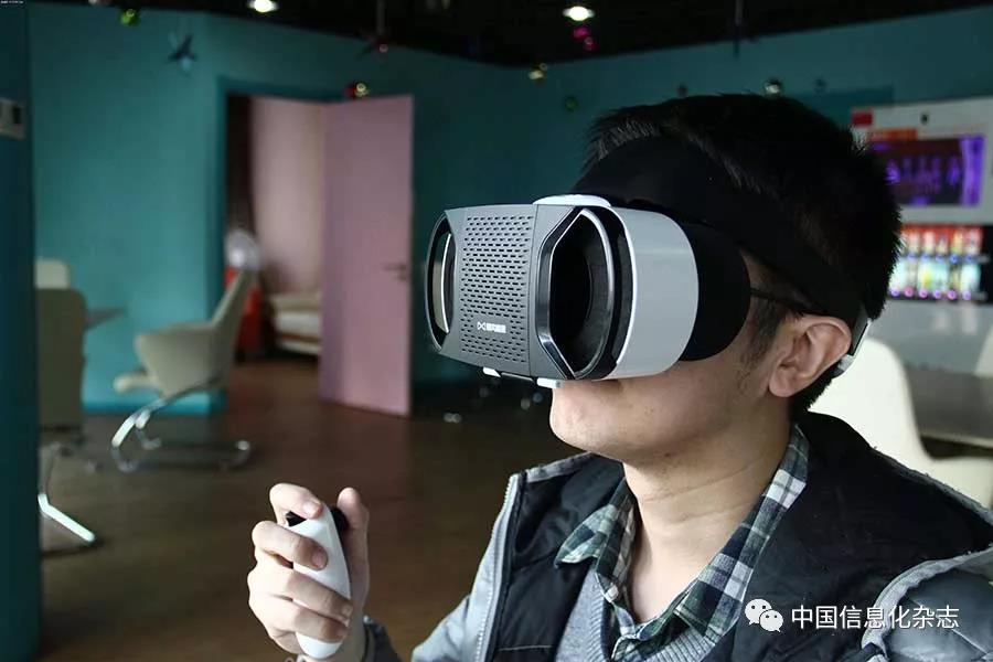 發(fā)展智能信息產(chǎn)業(yè)，深化產(chǎn)業(yè)融合