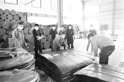 臨安環(huán)保、公安一舉查獲山坳中70余噸危廢，刑拘4人