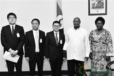 烏干達(dá)總統(tǒng)接見溫商張鵬飛 邀泰昌集團(tuán)參與當(dāng)?shù)仉娏ㄔO(shè)