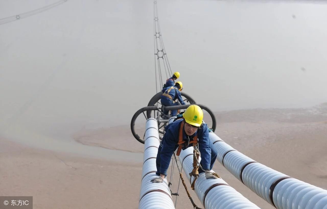 中國(guó)特高壓電網(wǎng)工人100多米高空作業(yè)令人驚心動(dòng)魄【圖說(shuō)】