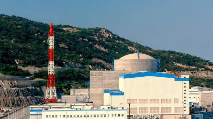 2018年9月2日11時(shí)59分，在換料機(jī)控制室操作員的遠(yuǎn)程控制下，田灣核電4號(hào)機(jī)組第163組燃料組件緩緩裝入堆芯，標(biāo)志著4號(hào)機(jī)組首次裝料作業(yè)完成，為按計(jì)劃開(kāi)展4號(hào)機(jī)組后續(xù)調(diào)試和投產(chǎn)任務(wù)奠定了基礎(chǔ)。