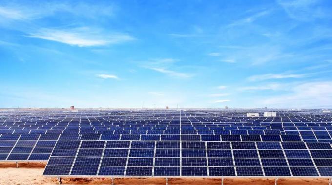 非洲最大光伏項(xiàng)目★  阿爾及利亞光伏電站★  1月18日，阿爾及利亞233兆瓦光伏電站項(xiàng)目最后一個(gè)電站——巴特納站成功并網(wǎng)發(fā)電。至此，該國(guó)首個(gè)大規(guī)模光伏電站全部并網(wǎng)發(fā)電。