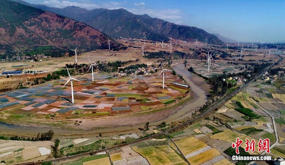 4月8日，四川德昌縣安寧河峽谷200余座風(fēng)電，與成昆鐵路、京昆高速公路、田園和大山相融，成為一道靚麗的風(fēng)景。