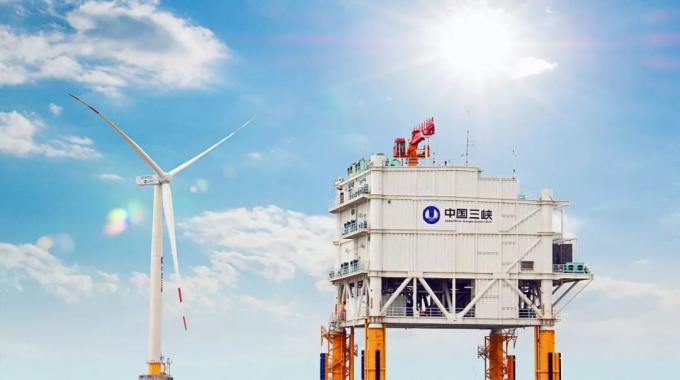 目前，即使是建設(shè)中的距岸45千米的江蘇大豐海上風(fēng)電場，仍然計劃使用連接簡單、成本較低的高壓交流電向陸上供電。但隨著大規(guī)模深遠海風(fēng)電的開發(fā)，交流輸電便會受到輸送距離的限制，直流輸電將成為海上風(fēng)電遠距離送出的發(fā)展方向，特別是可自動調(diào)整電壓、頻率、功率的柔性高壓直流（VSC-HVDC）將具備經(jīng)濟優(yōu)勢。