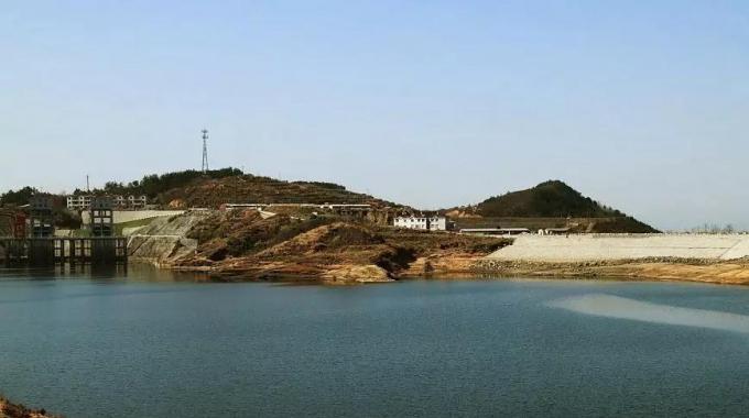 湖北白蓮河抽水蓄能電站（建成）  湖北白蓮河抽水蓄能電站位于黃岡市羅田縣，它擔負著調(diào)峰、填谷、調(diào)頻、調(diào)相和事故備用等任務，對湖北乃至華中電網(wǎng)安全、經(jīng)濟、穩(wěn)定有巨大作用。