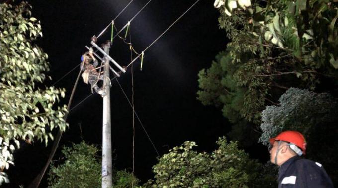     組織1275人次對欽州網(wǎng)區(qū)20個變電站、26條輸電線路、129條配電線路交叉跨越點安全隱患進行全面排查，梳理轄區(qū)設(shè)電安全隱患整改清單，以“清單式”管理模式，走訪轄區(qū)鎮(zhèn)政府，由政府協(xié)助解決了欽北區(qū)、欽南區(qū)34處樹障隱患難題。