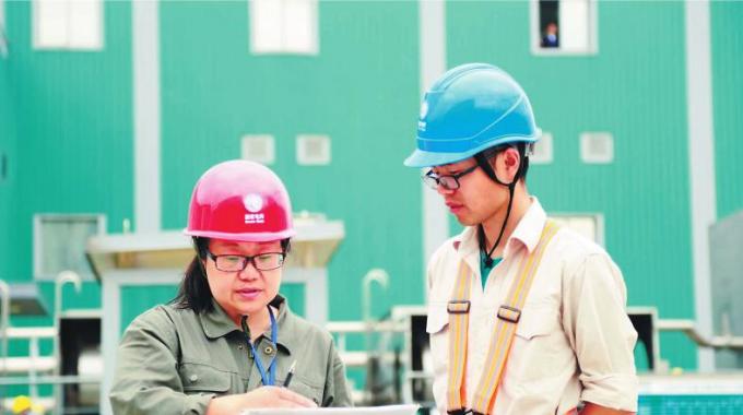  　　堅守者：陳文強  　　堅守崗位：直流檢修員  　　堅守年限：5年  　　國慶假期將近，浙江電力檢修公司的陳文強站在±800千伏紹興換流站換流變廣場。這里正在進行2018年年度檢修。