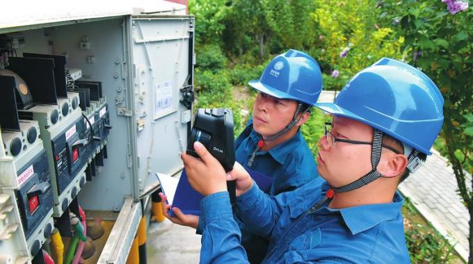  　　堅守者：王海林、張鑫  　　堅守崗位：營業(yè)配電員  　　堅守年限：7年  　　國慶來臨，山東淄博供電公司石橋供電所的王海林和張鑫像往常一樣，整理巡線用的裝備，戴好安全帽、掛上望遠鏡，一天的設備巡視工作就這樣開始了。